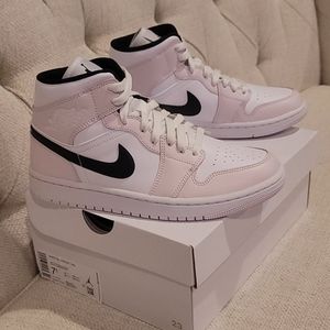 Womens Jordan 1 Mid (Barely Rose)